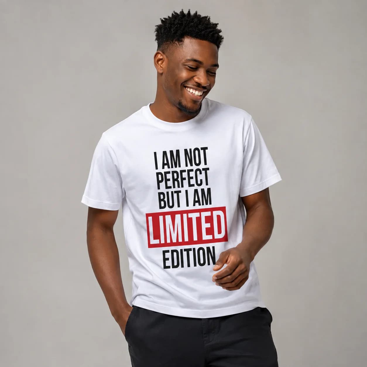 Homme portant le t-shirt « I Am Not Perfect But I Am Limited Edition »