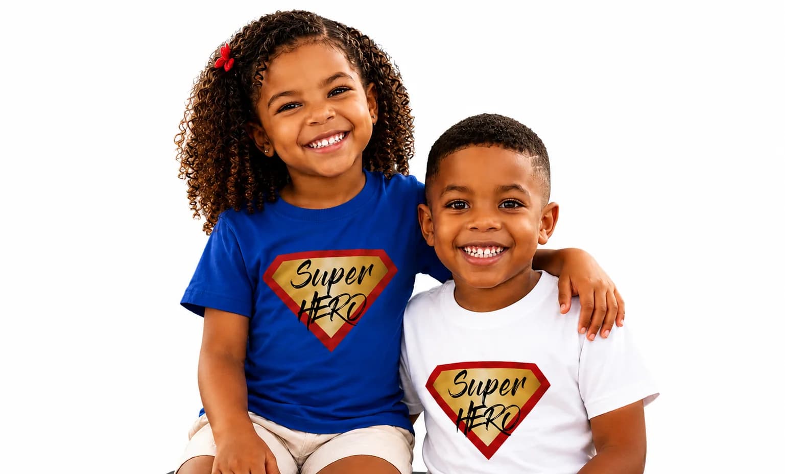 Deux enfants portant des t-shirts « Super Hero »
