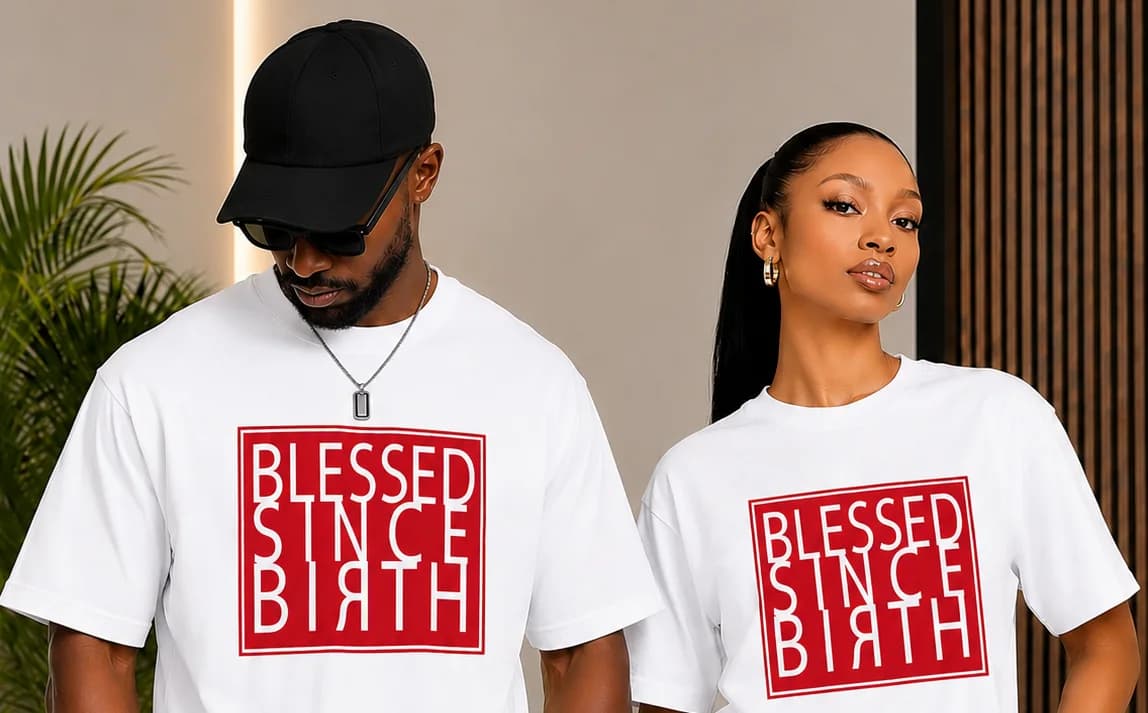 Duo portant le t-shirt « Blessed Since Birth »